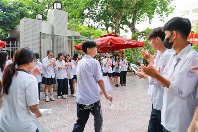 Thí sinh tại Điểm thi trường THPT Đoàn Kết - Hai Bà Trưng (phường Bạch Mai) tới dự kỳ thi tuyển sinh lớp 10 Trung học phổ thông công lập năm học 2026 - 2027. Ảnh: Khánh Hoà - TTXVN